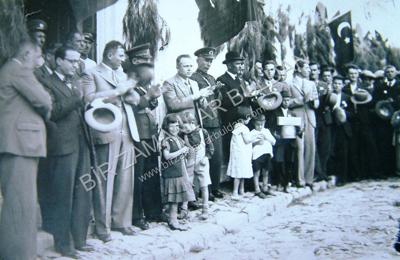 ESKİ HÜKÜMET KONAĞI ÖNÜNDE  BİR BAYRAM TÖRENİ
