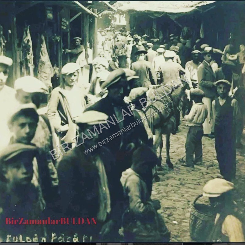 Buldan Çarşı Cami karşısı. 1940'lı yıllar...
