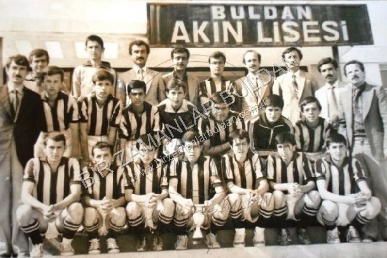 Buldan Akın Lisesi futbol takımı öğretmenleriyle birlikte. 1980'li yıllar...