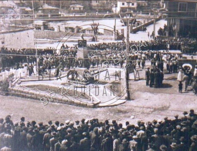 Alanyazı Meydanı Bayram Kutlamaları. 1950'li yıllar.