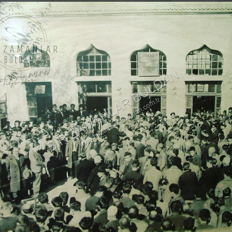Yukarı Park önünde bir Bayram kutlaması. 1940'lı yıllar.