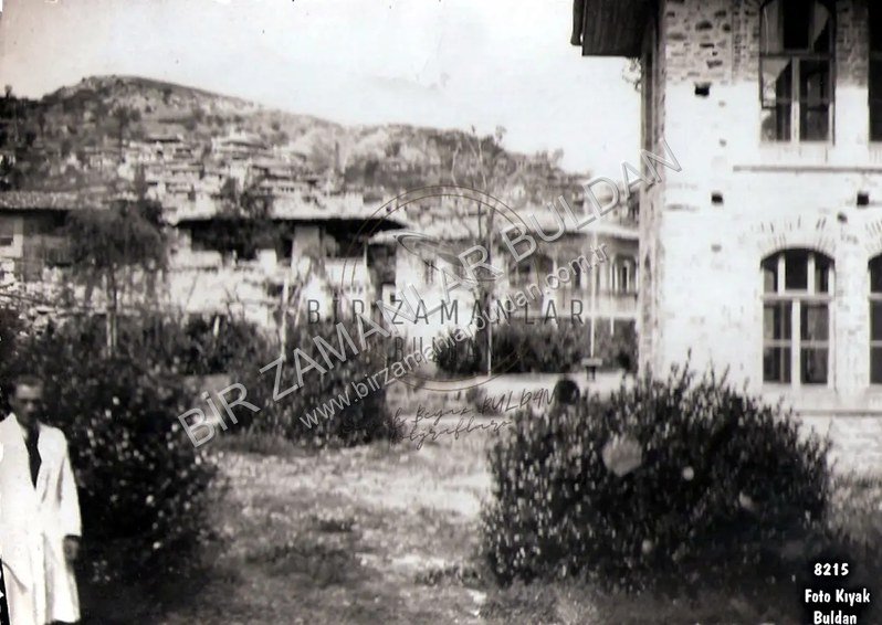 Dr. Abdullah Sayıner. Aşağı Hastane binasının bahçesi.