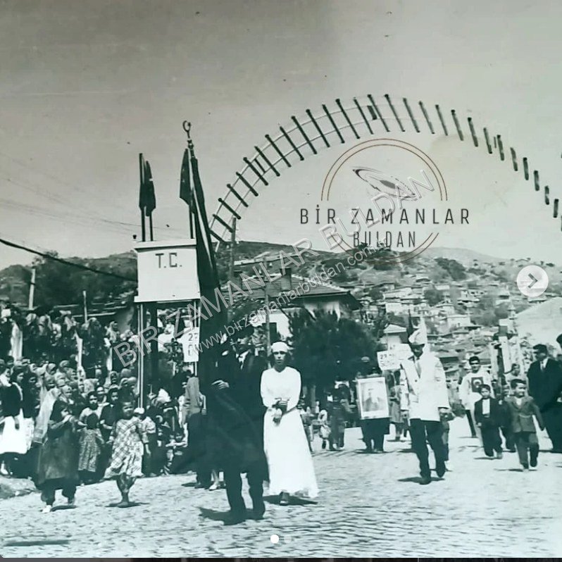 Şimdiki Belediye Binasının önü - 1950'l yıllar. Bayram töreni.