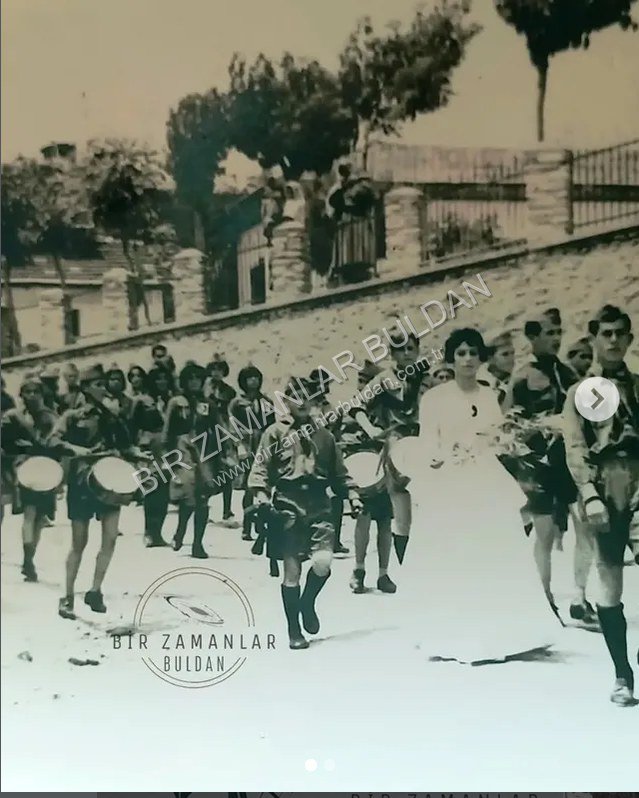 Bayram kutlaması. Şimdiki Meydan Pide önü. Alanyazıya çıkan yol. 1950'li yıllar.