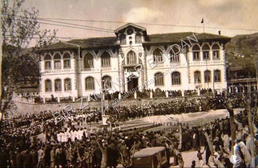 1940'lı yıllarda Dörteylül İlkokulu ve Alanyazı Meydanı