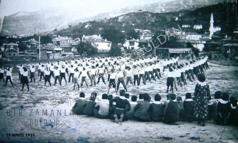Eski sahanın bulunduğu alanda bayram kutlaması