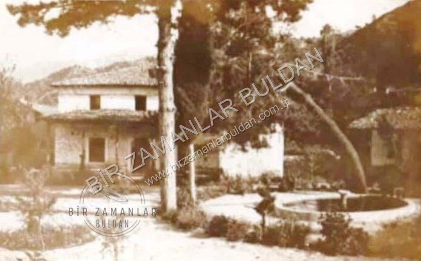 1929 Yılı Eski Hastane bahçesinin Fotoğrafı.
