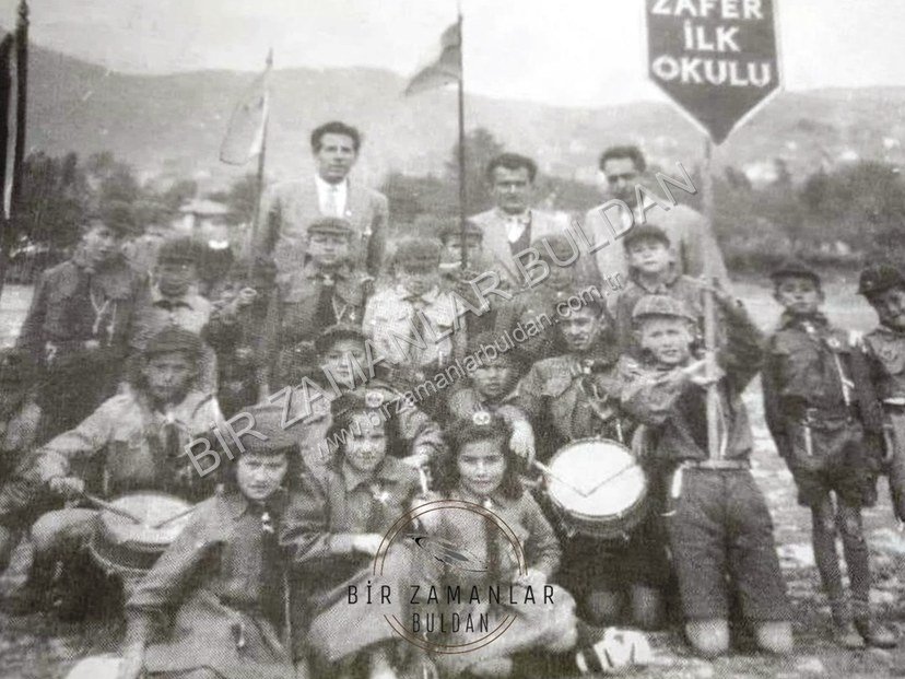 1953 yılı Zafer İlkokulu Öğrencileri bayram kutlaması
