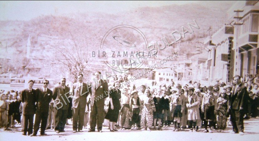 23 Nisan 1957. Alanyazı Meydanı bayram kutlaması.