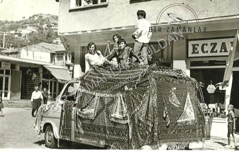 Eski Numune Kardeşler dükkanının önü.