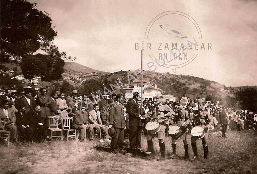 eski sahada bir bayram kutlaması. 1940'lı yıllar.