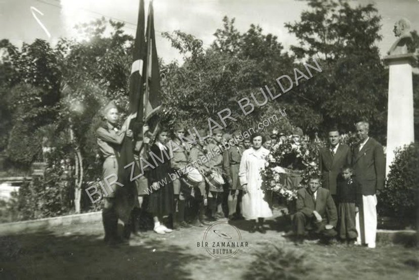 Buldan Ortaokulunun öğretmen ve öğrencileri