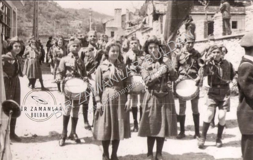 Dönemin Dörteylül İlkokulu'nun arka caddesi