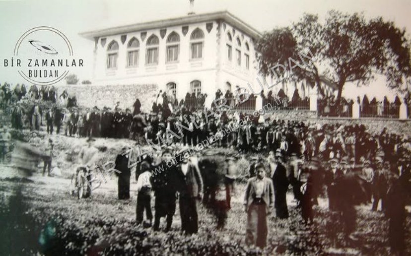 Eski sahada bir bayram kutlaması. 1940'lı yıllar.