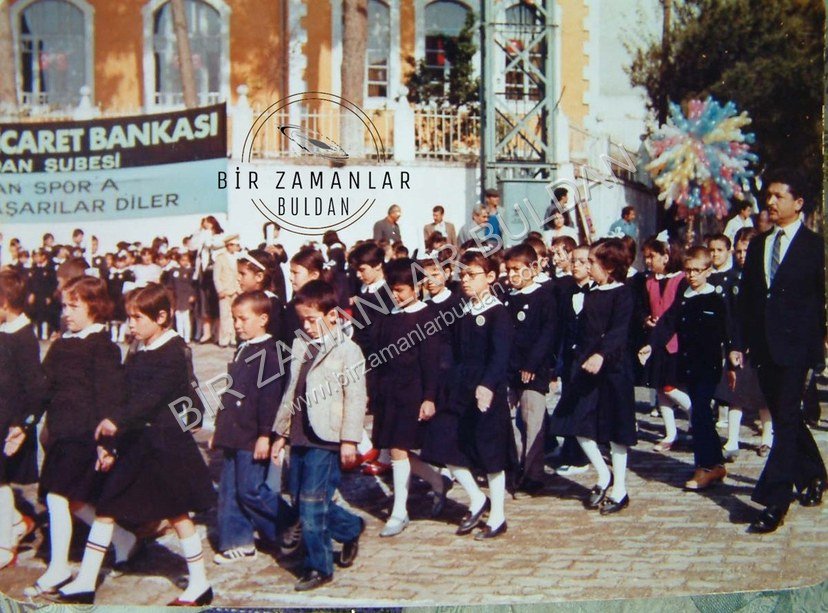 Alanyazı Meydanında bir bayram kutlaması