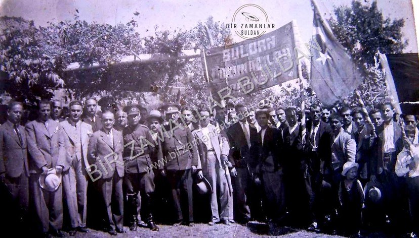 Eski sahada bayram töreni