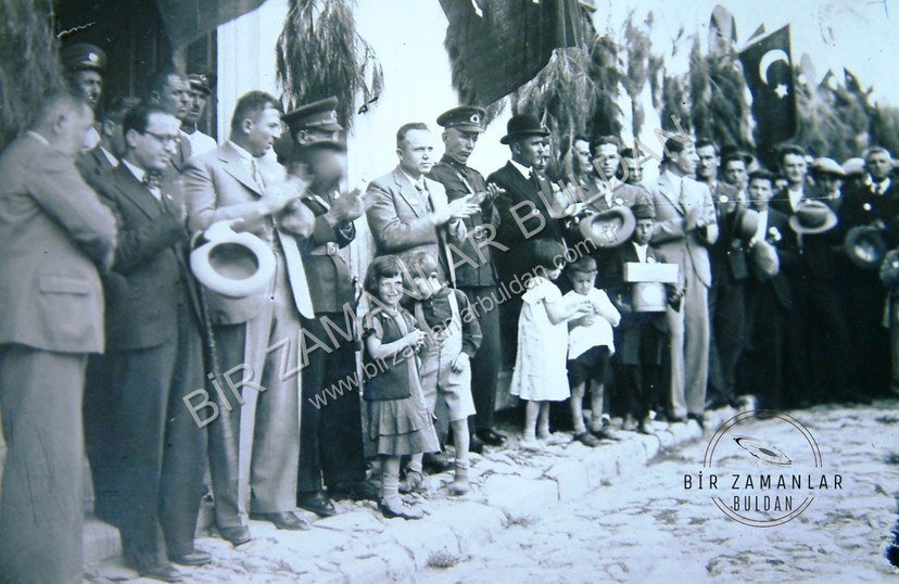 1940'lı yıllarda bir bayram töreni.