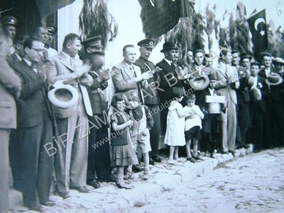 ESKİ HÜKÜMET KONAĞI ÖNÜNDE  BİR BAYRAM TÖRENİ
