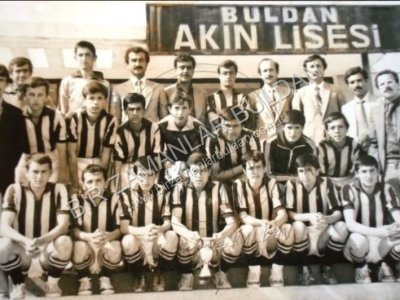 Buldan Akın Lisesi futbol takımı öğretmenleriyle birlikte. 1980'li yıllar...