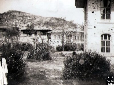 Dr. Abdullah Sayıner. Aşağı Hastane binasının bahçesi.