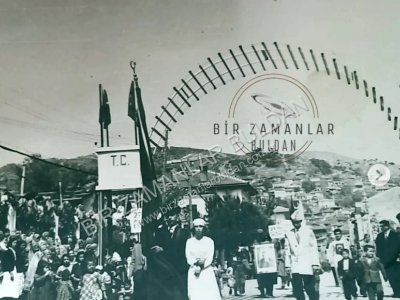 Şimdiki Belediye Binasının önü - 1950'l yıllar. Bayram töreni.
