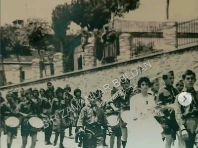 Bayram kutlaması. Şimdiki Meydan Pide önü. Alanyazıya çıkan yol. 1950'li yıllar.