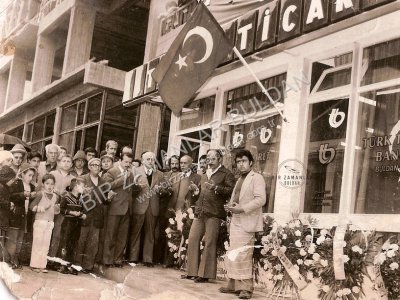 Dönemin Türk Ticaret Bankası açılışı.