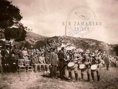 eski sahada bir bayram kutlaması. 1940'lı yıllar.