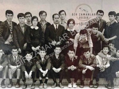 Akın Lisesi 2. sınıf öğrencileri 1971
