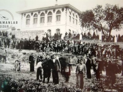 Eski sahada bir bayram kutlaması. 1940'lı yıllar.