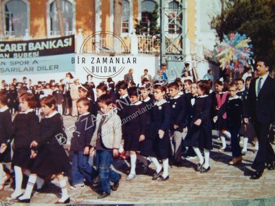 Alanyazı Meydanında bir bayram kutlaması