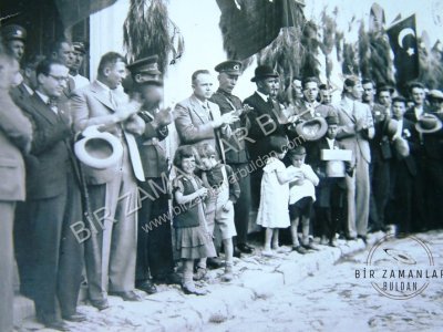 1940'lı yıllarda bir bayram töreni.